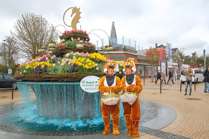 Hier hoppelt der Hase: Timmendorfer Strand empfängt seine Gäste zu Ostern mit blumengeschmücktem Brunnen und gut gelaunten Hasen