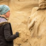 Faszinierende Skulpturen formen Künstler aus verschiedenen Ländern aus Sand © Sebastian John
