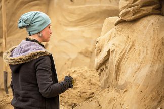 Faszinierende Skulpturen formen Künstler aus verschiedenen Ländern aus Sand © Sebastian John