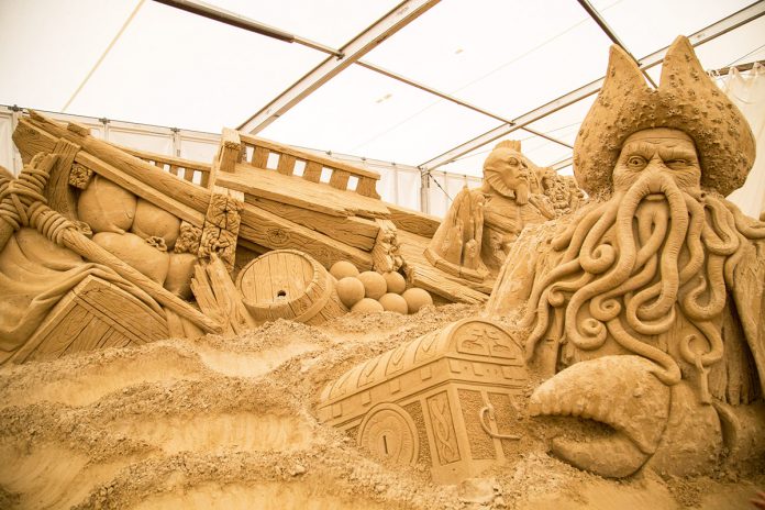 Märchenhafte Gestalten, faszinierend aus Sand geformt, sind die Attraktion in Travemünde © Sebastian John