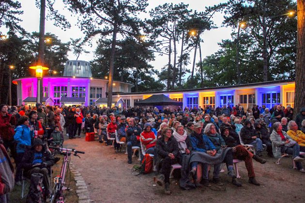 Bis zum letzten Platz gefüllt sind die Plätze der Freilicht-Konzerthalle vor der Trinkkurhalle © Susanne Dittmann