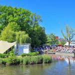 Die Halbinsel im Kurpark von Scharbeutz wird bei der Veranstaltung PfingsTON zur Bühne für die Künstler