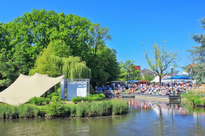 Die Halbinsel im Kurpark von Scharbeutz wird bei der Veranstaltung PfingsTON zur Bühne für die Künstler