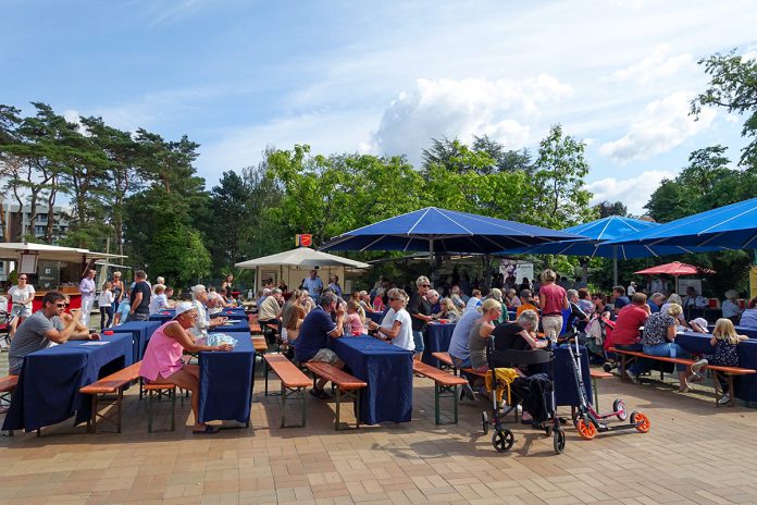 Alle kamen zum Auftakt: die Schützen laden zum 60. Mal alle Scharbeutzer und Gäste zum Fest im Kurpark ein