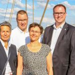 Der oberste Wettfahrtleiter Anderl Denecke, die LYC-Vorsitzende Andrea Varner-Tümmler, Sportdirektor Jens Kath, Finanziministerin Monika Heinold, Bürgermeister Jan Lindenau und TW-Geschäftsführer Frank Schärffe freuen sich bei der sonnigen Eröffnung auf eine erfolgreiche Travemünder Woche. © segel-bilder.de