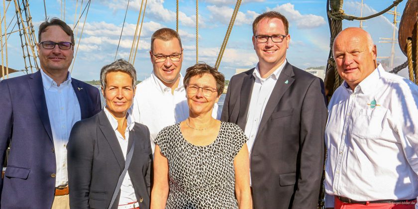 Der oberste Wettfahrtleiter Anderl Denecke, die LYC-Vorsitzende Andrea Varner-Tümmler, Sportdirektor Jens Kath, Finanziministerin Monika Heinold, Bürgermeister Jan Lindenau und TW-Geschäftsführer Frank Schärffe freuen sich bei der sonnigen Eröffnung auf eine erfolgreiche Travemünder Woche. © segel-bilder.de