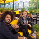 Der Hit ist nach wie vor die Dachterrasse, hier mit zwei gut gelaunten Mitarbeiter*innen