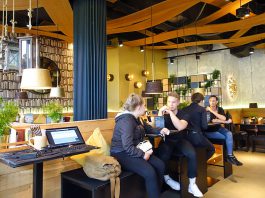 Burger mit Ausblick: Peter Pane ist eröffnet! Smalltalk an den neuen Tischen: die Premierengäste genossen eine besondere Atmosphäre