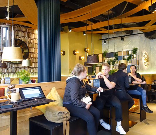 Burger mit Ausblick: Peter Pane ist eröffnet! Smalltalk an den neuen Tischen: die Premierengäste genossen eine besondere Atmosphäre