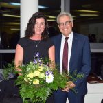 Der noch amtierende Bürgermeister Volker Owerien, der sich nicht zur Widerwahl gestellt hatte, gratulierte seiner Nachfolgerin mit einem Blumenstrauß.