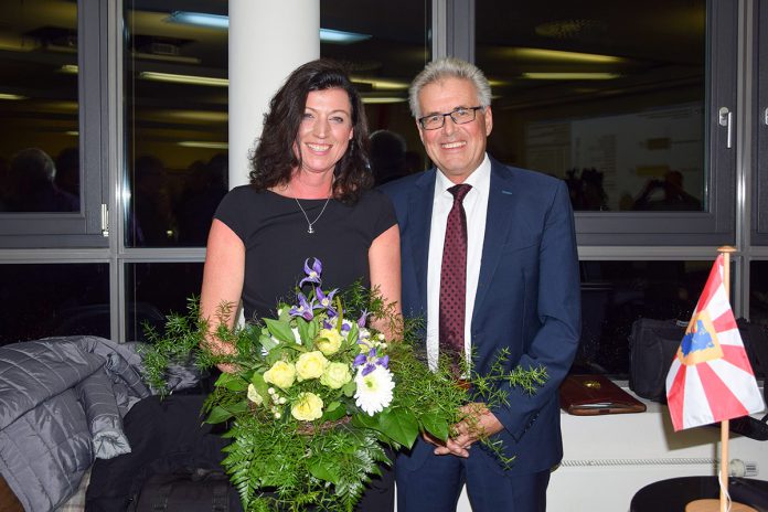 Der noch amtierende Bürgermeister Volker Owerien, der sich nicht zur Widerwahl gestellt hatte, gratulierte seiner Nachfolgerin mit einem Blumenstrauß.
