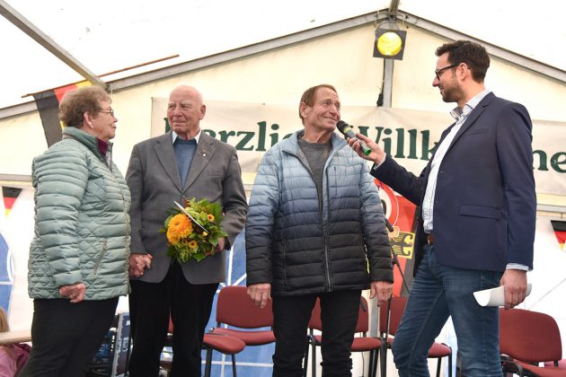 Sie waren die Stars des Tages: Renate und Herbert Ebert (2.v.l.) haben am 9. November 1989 als erste DDR-Bürger die deutsch-deutsche Grenze passiert. Begrüßt wurden sie von Peter Fünning (2.v.l.) dem sie bei diesem Anlass einen Blumenstrauß überreichten. Das Interview mit dem Ehepaar führte NDR-Moderator Christoph Scheffelmaier.