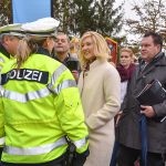 Manuela Schwesig begrüßte beim Festakt in Schlutup zahlreiche Besucher, auch die anwesenden Polizisten