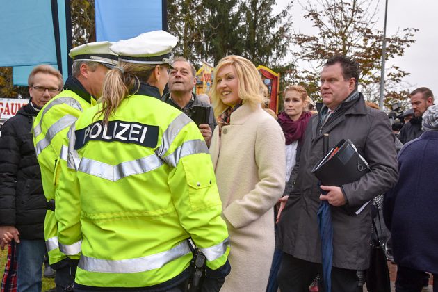 Manuela Schwesig begrüßte beim Festakt in Schlutup zahlreiche Besucher, auch die anwesenden Polizisten