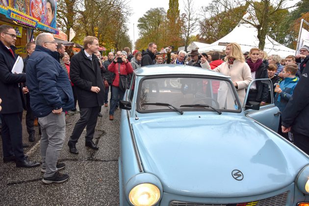 Das ließen sich die beiden nicht nehmen: Daniel Günther und Manuela Schwesig durften mitfahren in einem Stück Geschichte.