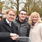 Trabi-Fan Stefan Krüger (Mitte) zeigte Daniel Günther und Manuela Schwesig seinen Veteranen aus dem Baujahr 1989 mit 26 PS.