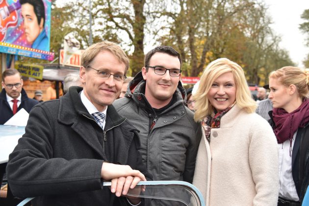 Trabi-Fan Stefan Krüger (Mitte) zeigte Daniel Günther und Manuela Schwesig seinen Veteranen aus dem Baujahr 1989 mit 26 PS.