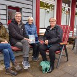 Mattias Ober, Hans Espenscheid vom Heimatverein, Angela Radtke, Chronistin aus Dassow, und Dassows Bürgermeisterin Anett Pahl präsentieren die Chronik „800 Jahre Dassow“.