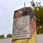 Nur noch eine Erinnerung: Das Wappen der DDR steht noch an der Grenze.