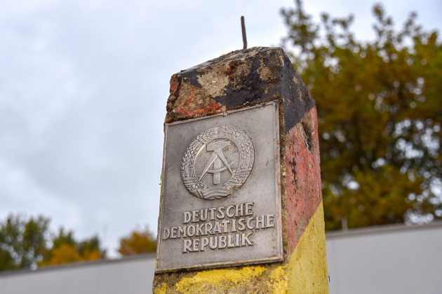 Nur noch eine Erinnerung: Das Wappen der DDR steht noch an der Grenze.