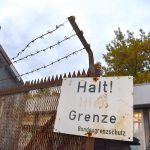 Ein Relikt aus ganz anderer Zeit: mit Stacheldraht und Todesstreifen wurden die Deutschen voneinander getrennt.