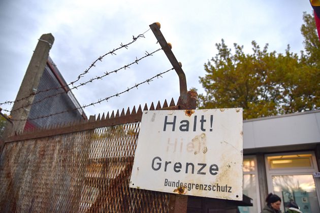 Ein Relikt aus ganz anderer Zeit: mit Stacheldraht und Todesstreifen wurden die Deutschen voneinander getrennt.