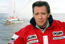 Trauer bei den Seenotrettern: Bo(o)tschafter Jan Fedder geht auf seine letzte Reise 
Jan Fedder bei den Seenotrettern: Am 30. Dezember 2019 ist der DGzRS-Bo(o)tschafter auf seine letzte Reise gegangen. Foto: Ingo Wagner