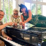 Musik gehört immer dazu - und ebenso die „Predigt zur Kunst“, die Anja Es ebenso tiefgründig wie amüsant jeweils zur Vernissage vorträgt
