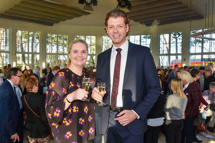 Bürgervorsteherin Anja Evers und Bürgermeister Robert Wagner begrüßten rund 180 Gäste beim Timmendorfer Neujahrsempfang © Susanne Dittmann