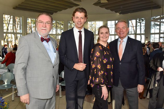 Prominenter Besuch: Kreispräsident Harald Werner (links) und Klaus Puschaddl, 1. stellvertretender Stadtpräsident von Lübeck (rechts) mit Bürgervorsteherin Anja Evers und Bürgermeister Robert Wagner © Susanne Dittmann