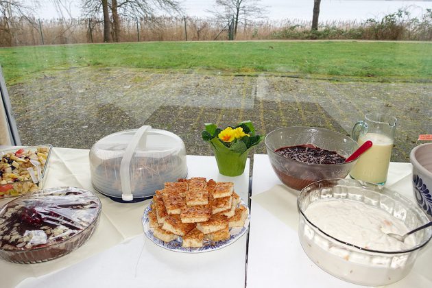 Immer wieder ein köstlicher Höhepunkt: Das Brunch-Buffet aus Klingberger Küchen mit Ausblick auf den Großen Pönitzer See.