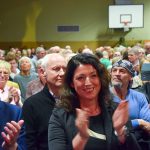 Bettina Schäfer, die im Februar das Scharbeutzer Bürgermeisteramt antritt, und Ingo Gädechens applaudieren Volker Owerien. Foto: Katrin Gehrke