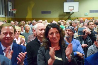 Bettina Schäfer, die im Februar das Scharbeutzer Bürgermeisteramt antritt, und Ingo Gädechens applaudieren Volker Owerien. Foto: Katrin Gehrke