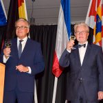 Prost Neujahr! Rund 600 Gäste stießen mit Bürgermeister Volker Owerien (links) und Bürgervorsteher Nelle auf das neue Jahr an. Foto: Katrin Gehrke