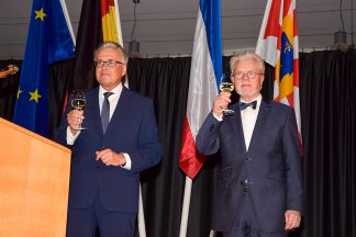 Prost Neujahr! Rund 600 Gäste stießen mit Bürgermeister Volker Owerien (links) und Bürgervorsteher Nelle auf das neue Jahr an. Foto: Katrin Gehrke