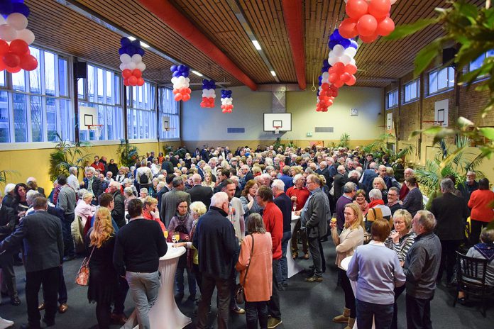 Der Neujahrsempfang in Scharbeutz fand ausnahmsweise in der Turnhalle der Ostseegrundschule statt. Festlich und gemütlich war es auf an diesem neuen Ort. Foto: Katrin Gehrke