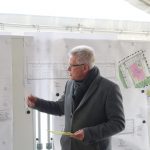 Bürgermeister Volker Owerien erklärt den zahlreichen Zuschauern den Bauplan für das Gemeindehaus in Schürsdorf