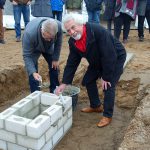 Feierliche Bauarbeiten: Hier legen Bürgermeister Volker Owerien und Bürgervorsteher Reinhard Stapf den Grundstein für das Feuerwehr- und Gemeinschaftshaus