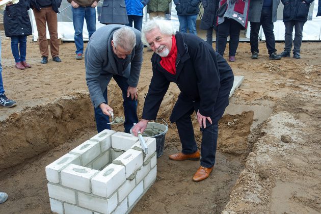 Feierliche Bauarbeiten: Hier legen Bürgermeister Volker Owerien und Bürgervorsteher Reinhard Stapf den Grundstein für das Feuerwehr- und Gemeinschaftshaus