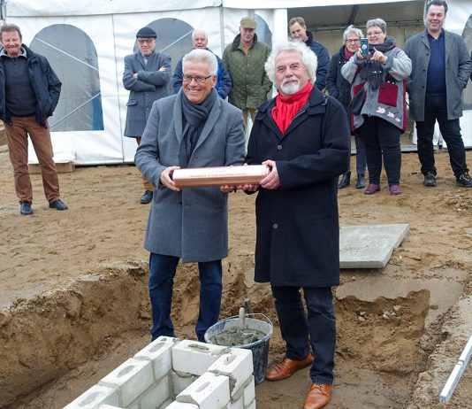 Freude in Schürsdorf: Grundsteinlegung für Feuerwehr- und Gemeinschaftshaus Feierlicher Moment: Wie immer wird bei der Grundsteinlegung auch die traditionelle "Zeitungsrolle" hinzugefügt ,als Zeugnis unserer Zeit