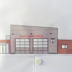 Die Nordwest-Ansicht zeigt die Einfahrt zum Feuerwehrhaus
