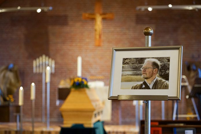 Stilles Gedenken an Pastor Vogel in der Timmendorfer Waldkirche © Marco Heinen, Kirchenkreis OH