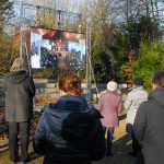 Wegen des großen Andrangs wurde die Trauerfeier für den verstorbenen Pastor Thomas Vogel auch vor dem Pastorat auf einer Leinwand übertragen © Susanne Dittmann