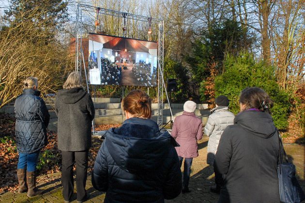 Wegen des großen Andrangs wurde die Trauerfeier für den verstorbenen Pastor Thomas Vogel auch vor dem Pastorat auf einer Leinwand übertragen © Susanne Dittmann