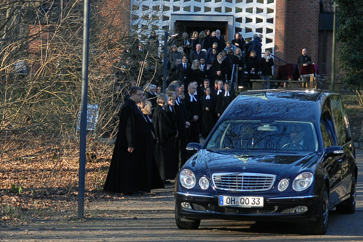 Ein Moment gemeinsamer Trauer: Vor der Waldkirche verabschieden sich die Pastoren des Kirchenkreises von dem Verstorbenen © Susanne Dittmann