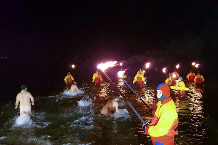 Eiskalt in die Fluten: Beim Anbaden in der Ostsee schafften 370 Teilnehmer den neuen Rekord