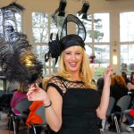 Sie hat beste Kontakte zur Kunstszene, malt selbst ausgefallene Gemälde, schreibt über die Kunst und ist mit ihrer „Predigt zur Kunst“ bekannt geworden: Anja Es in der Trinkkurhalle. © Susanne Dittmann