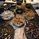 Schnecken, Schuhe, Salzheringe, Anisbonbons, Oliven, Sesamgebäck: Alles in schwarz auf dem KUNST-Büffet. © Susanne Dittmann