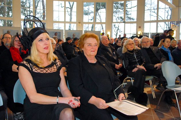 Viele Kunstfreunde waren extra angereist, um an der Abschiedsfeier teilzunehmen. Anja Es (vorne links) und Gisela Steinhardt (rechts) hielten je eine Abschiedrede. © Susanne Dittmann