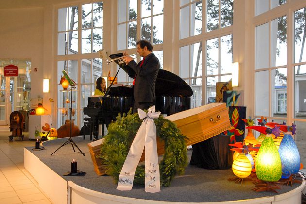 Gabriele Pott am Klavier und Joachim Pfeiffer mit Trompete: stimmungsvolle Musik bei der Abschiedsfeier. © Susanne Dittmann